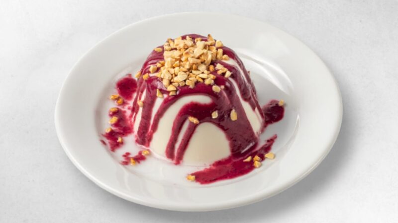 Panna Cotta mit Waldbeeren sauce und Geröstete Mandeln (C,H,G)