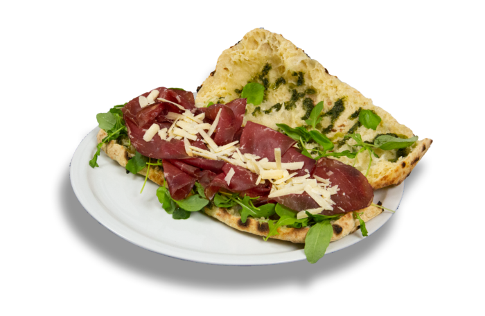 Bresaola, Grana Padano, hausgemachter Basilikumpesto und Rucola