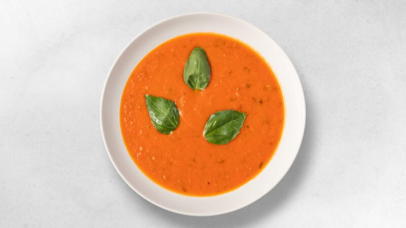 Tomaten Suppe mit frischem Basilikum und Zitronen Öl